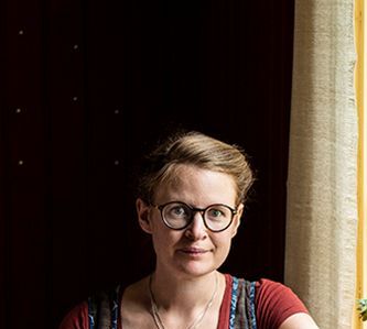 Sara Kånåhols vid en av sina vackra gardiner